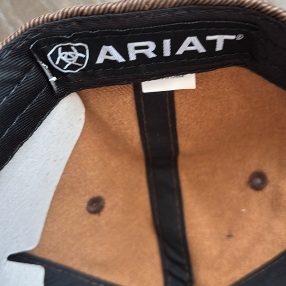 Ariat Snap back cap, embroidered American Flag & logo,camo print, 6 vent panel - Picture 10 of 11